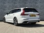 Volvo V60 2.0 B3 R-Design | Trekhaak | Achteruitrijcamera | Parkeersensoren | Sportstoelen | Keyless Entry | Elektrische Achterklep | Cruise Control Adaptief | BLIS | Stoelverwarming | Lichtmetalen Velgen 19 inch | Navigatie | Apple Carplay | Android Auto