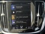 Volvo V60 2.0 B3 R-Design | Trekhaak | Achteruitrijcamera | Parkeersensoren | Sportstoelen | Keyless Entry | Elektrische Achterklep | Cruise Control Adaptief | BLIS | Stoelverwarming | Lichtmetalen Velgen 19 inch | Navigatie | Apple Carplay | Android Auto