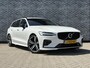 Volvo V60 2.0 B3 R-Design | Trekhaak | Achteruitrijcamera | Parkeersensoren | Sportstoelen | Keyless Entry | Elektrische Achterklep | Cruise Control Adaptief | BLIS | Stoelverwarming | Lichtmetalen Velgen 19 inch | Navigatie | Apple Carplay | Android Auto
