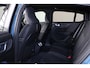 Volvo C40 Extended Range Plus 82 kWh - IntelliSafe Assist & Surround - Parkeercamera achter - Verwarmde voorstoelen & stuur - Parkeersensoren voor & achter - Draadloze tel. lader - Warmtepomp - High Performance audio- Extra getint glas - Semi elektr. inklapbare trekhaak - 19' LMV