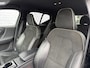 Volvo XC40 1.5 T3 R-Design | Trekhaak | Stoel- en Stuurverwarming | Achteruitrijcamera | Parkeersensoren Voor en Achter | 19 Inch Velgen | Voorruitverwarming | Getint Glas | Keyless | Navigatie | Apple Carplay / Android Auto | Nubuck Bekleding |