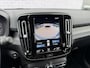 Volvo XC40 1.5 T3 R-Design | Trekhaak | Stoel- en Stuurverwarming | Achteruitrijcamera | Parkeersensoren Voor en Achter | 19 Inch Velgen | Voorruitverwarming | Getint Glas | Keyless | Navigatie | Apple Carplay / Android Auto | Nubuck Bekleding |