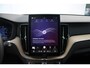 Volvo XC60 T6 Plug-in hybrid AWD Plus Dark | Head-up Display | Visual Park Assist incl. 360° Camera | Panoramisch Schuif-/Kanteldak | Harman/Kardon | Semi-elektrische Trekhaak | Keyless | BLIS | Elektrische Achterklep Met Sensorsturing | Adaptieve Cruise Control | Pilot Assist | Elektrisch Verstelbare Stoelen Met Geheugen | Stoelverwarming Voor- en Achter | Stuurverwarming | Lederen Dashboard