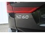 Volvo XC60 T6 Plug-in hybrid AWD Plus Dark | Head-up Display | Visual Park Assist incl. 360° Camera | Panoramisch Schuif-/Kanteldak | Harman/Kardon | Semi-elektrische Trekhaak | Keyless | BLIS | Elektrische Achterklep Met Sensorsturing | Adaptieve Cruise Control | Pilot Assist | Elektrisch Verstelbare Stoelen Met Geheugen | Stoelverwarming Voor- en Achter | Stuurverwarming | Lederen Dashboard