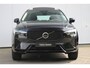 Volvo XC60 T6 Plug-in hybrid AWD Plus Dark | Head-up Display | Visual Park Assist incl. 360° Camera | Panoramisch Schuif-/Kanteldak | Harman/Kardon | Semi-elektrische Trekhaak | Keyless | BLIS | Elektrische Achterklep Met Sensorsturing | Adaptieve Cruise Control | Pilot Assist | Elektrisch Verstelbare Stoelen Met Geheugen | Stoelverwarming Voor- en Achter | Stuurverwarming | Lederen Dashboard