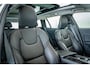 Volvo V60 Cross Country B5 Ultimate Pano-dak | Parkeerverw.| B&W | Trekh. | Nappa massage/ventilatie | 20"