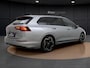 Volkswagen Golf Variant 1.5 eTSI R-Line | Head-up Display | Camera | Side Assist | ACC | Elek. Achterklep | Stuur-/Stoelverwarming | Black Style | Getint Glas | 18'' |