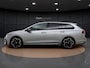 Volkswagen Golf Variant 1.5 eTSI R-Line | Head-up Display | Camera | Side Assist | ACC | Elek. Achterklep | Stuur-/Stoelverwarming | Black Style | Getint Glas | 18'' |