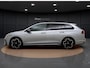 Volkswagen Golf Variant 1.5 eTSI R-Line | Head-up Display | Camera | Side Assist | ACC | Elek. Achterklep | Stuur-/Stoelverwarming | Black Style | Getint Glas | 18'' |