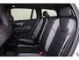 Volvo V60 T8 Recharge AWD Ultra Dark - Panorama/schuifdak - IntelliSafe Assist & Surround - 360º Camera - Harman/Kardon audio - Adaptieve LED koplampen - Verwarmde voorstoelen, stuur & achterbank - Parkeersensoren voor & achter - Elektr. bedienb. voorstoelen met geheugen - Head up display - 21' LMV