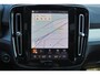 Volvo XC40 B4 Plus Dark - IntelliSafe Assist & Surround - Harman/Kardon audio - Parkeercamera achter - Verwarmde voorstoelen & stuur - Parkeersensoren voor & achter - Elektr. bedienb. voorstoelen met geheugen links - Draadloze tel. lader - Inklapbare trekhaak - 19' LMV