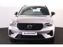 Volvo XC40 B4 Plus Dark - IntelliSafe Assist & Surround - Harman/Kardon audio - Parkeercamera achter - Verwarmde voorstoelen & stuur - Parkeersensoren voor & achter - Elektr. bedienb. voorstoelen met geheugen links - Draadloze tel. lader - Inklapbare trekhaak - 19' LMV