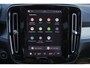 Volvo XC40 B4 Plus Dark - IntelliSafe Assist & Surround - Harman/Kardon audio - Parkeercamera achter - Verwarmde voorstoelen & stuur - Parkeersensoren voor & achter - Elektr. bedienb. voorstoelen met geheugen links - Draadloze tel. lader - Inklapbare trekhaak - 19' LMV