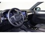Volvo XC40 B4 Plus Dark - IntelliSafe Assist & Surround - Harman/Kardon audio - Parkeercamera achter - Verwarmde voorstoelen & stuur - Parkeersensoren voor & achter - Elektr. bedienb. voorstoelen met geheugen links - Draadloze tel. lader - Inklapbare trekhaak - 19' LMV