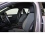 Volvo XC40 B4 Plus Dark - IntelliSafe Assist & Surround - Harman/Kardon audio - Parkeercamera achter - Verwarmde voorstoelen & stuur - Parkeersensoren voor & achter - Elektr. bedienb. voorstoelen met geheugen links - Draadloze tel. lader - Inklapbare trekhaak - 19' LMV