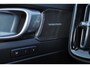 Volvo XC40 B4 Plus Dark - IntelliSafe Assist & Surround - Harman/Kardon audio - Parkeercamera achter - Verwarmde voorstoelen & stuur - Parkeersensoren voor & achter - Elektr. bedienb. voorstoelen met geheugen links - Draadloze tel. lader - Inklapbare trekhaak - 19' LMV