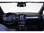 Volvo XC40 B4 Plus Dark - IntelliSafe Assist & Surround - Harman/Kardon audio - Parkeercamera achter - Verwarmde voorstoelen & stuur - Parkeersensoren voor & achter - Elektr. bedienb. voorstoelen met geheugen links - Draadloze tel. lader - Inklapbare trekhaak - 19' LMV