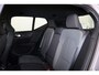 Volvo XC40 B4 Plus Dark - IntelliSafe Assist & Surround - Harman/Kardon audio - Parkeercamera achter - Verwarmde voorstoelen & stuur - Parkeersensoren voor & achter - Elektr. bedienb. voorstoelen met geheugen links - Draadloze tel. lader - Inklapbare trekhaak - 19' LMV