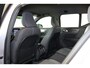 Volvo XC40 B4 Plus Dark - IntelliSafe Assist & Surround - Harman/Kardon audio - Parkeercamera achter - Verwarmde voorstoelen & stuur - Parkeersensoren voor & achter - Elektr. bedienb. voorstoelen met geheugen links - Draadloze tel. lader - Inklapbare trekhaak - 19' LMV