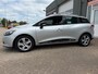 Renault Clio Estate 0.9 TCe Dynamique met trekhaak en parkeersensoren en navigatie en bluetooth telefoon / media en airco