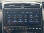 Hyundai Tucson 1.6 T-GDI PHEV Comfort Smart Sky 4WD / Dealer onderhouden / SoH accu 100 % / Panorama schuifdak / 1.350 kg trekgewicht / Navigatie / Apple Carplay Android / Stuur- en stoelverwarming / 19"LM wielen /
