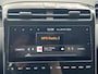 Hyundai Tucson 1.6 T-GDI PHEV Comfort Smart Sky 4WD / Dealer onderhouden / SoH accu 100 % / Panorama schuifdak / 1.350 kg trekgewicht / Navigatie / Apple Carplay Android / Stuur- en stoelverwarming / 19"LM wielen /