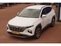 Hyundai Tucson 1.6 T-GDI PHEV 180PK Comfort 4WD+Led+Vitrual+breed-navigatie+camera+19"Lmv+stoel-verw = 62KM-Elek+2 Snoeren=SUPER