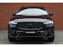 Volvo XC60 2.0 T6 Plug-in hybrid AWD Plus Black Edition | Panoramisch schuif-/ kanteldak | Harman Kardon | 360 graden camera | Stoel-/ stuurwielverwarming | Head-up display | Elektrisch verstelbare voorstoelen met geheugenfunctie | 21 inch. lichtmetalen velgen | Extra getint glas | Pilot assist | BLIS | Apple carplay/ Android auto