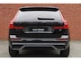 Volvo XC60 2.0 T6 Plug-in hybrid AWD Plus Black Edition | Panoramisch schuif-/ kanteldak | Harman Kardon | 360 graden camera | Stoel-/ stuurwielverwarming | Head-up display | Elektrisch verstelbare voorstoelen met geheugenfunctie | 21 inch. lichtmetalen velgen | Extra getint glas | Pilot assist | BLIS | Apple carplay/ Android auto