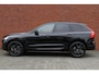 Volvo XC60 2.0 T6 Plug-in hybrid AWD Plus Black Edition | Panoramisch schuif-/ kanteldak | Harman Kardon | 360 graden camera | Stoel-/ stuurwielverwarming | Head-up display | Elektrisch verstelbare voorstoelen met geheugenfunctie | 21 inch. lichtmetalen velgen | Extra getint glas | Pilot assist | BLIS | Apple carplay/ Android auto