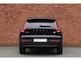 Volvo XC40 T5 Recharge R-Design | Trekhaak, inklapbaar | Stoelverwarming | 360 graden camera | Elektrisch verstelbare voorstoelen met geheugenfunctie | Harman Kardon | Lederen bekleding | Extra getint glas | Draadloze telefoonlader | Full LED koplampen | Apple carplay/ Android auto