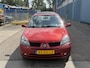 Renault Clio 1.2-16V Community Schuifdak, Airco, Cruise control, Lichtmetalen velgen, Radio Bij de verkoop van gebruikte voertuigen door CD-Cars wordt geen standaard garantie verstrekt. De koper aanvaardt het voertuig in de staat waarin het zich bevindt op het moment van aankoop