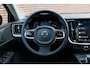 Volvo V60 B4 Plus Dark | Trekhaak | Adaptieve Cruise Control met stuurhulp | Parkeer camera | BLIS dodehoekdetectie | Google Services | Verwarmbare voor- en achterstoelen | Stuurwielverwarming | 18" lichtmetalen velgen |
