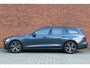Volvo V60 B4 Plus Dark | Trekhaak | Adaptieve Cruise Control met stuurhulp | Parkeer camera | BLIS dodehoekdetectie | Google Services | Verwarmbare voor- en achterstoelen | Stuurwielverwarming | 18" lichtmetalen velgen |
