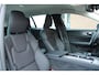 Volvo V60 B4 Plus Dark | Trekhaak | Adaptieve Cruise Control met stuurhulp | Parkeer camera | BLIS dodehoekdetectie | Google Services | Verwarmbare voor- en achterstoelen | Stuurwielverwarming | 18" lichtmetalen velgen |
