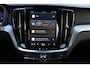 Volvo V60 B4 Plus Dark | Trekhaak | Adaptieve Cruise Control met stuurhulp | Parkeer camera | BLIS dodehoekdetectie | Google Services | Verwarmbare voor- en achterstoelen | Stuurwielverwarming | 18" lichtmetalen velgen |