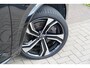 Volvo XC90 T8 Recharge AWD R-Design Long Range 7p. SOH 99% | Alcantara hemelbekleding | Head-Up | Trekhaak | 7-Persoons | Lederen interieur | 22 inch | Harman Kardon | Adaptieve cruise control | Stoel en stuurwielverwarming | Standkachel |