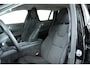 Volvo V60 B3 Essential Edition | Parkeersensoren voor + achter | Parkeercamera | Stoelverwarming | 19'' Lichtmetalen velgen | Exterieur styling kit | Navigatie | Stuurwielverwarming | Apple Carplay/Android Auto | Dealeronderhouden