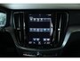 Volvo V60 B3 Essential Edition | Parkeersensoren voor + achter | Parkeercamera | Stoelverwarming | 19'' Lichtmetalen velgen | Exterieur styling kit | Navigatie | Stuurwielverwarming | Apple Carplay/Android Auto | Dealeronderhouden