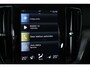 Volvo V60 B3 Essential Edition | Parkeersensoren voor + achter | Parkeercamera | Stoelverwarming | 19'' Lichtmetalen velgen | Exterieur styling kit | Navigatie | Stuurwielverwarming | Apple Carplay/Android Auto | Dealeronderhouden