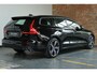 Volvo V60 B3 Essential Edition | Parkeersensoren voor + achter | Parkeercamera | Stoelverwarming | 19'' Lichtmetalen velgen | Exterieur styling kit | Navigatie | Stuurwielverwarming | Apple Carplay/Android Auto | Dealeronderhouden