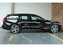 Volvo V60 B3 Essential Edition | Parkeersensoren voor + achter | Parkeercamera | Stoelverwarming | 19'' Lichtmetalen velgen | Exterieur styling kit | Navigatie | Stuurwielverwarming | Apple Carplay/Android Auto | Dealeronderhouden