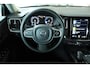 Volvo V60 B3 Essential Edition | Parkeersensoren voor + achter | Parkeercamera | Stoelverwarming | 19'' Lichtmetalen velgen | Exterieur styling kit | Navigatie | Stuurwielverwarming | Apple Carplay/Android Auto | Dealeronderhouden