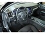 Volvo V60 B3 Essential Edition | Parkeersensoren voor + achter | Parkeercamera | Stoelverwarming | 19'' Lichtmetalen velgen | Exterieur styling kit | Navigatie | Stuurwielverwarming | Apple Carplay/Android Auto | Dealeronderhouden