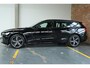 Volvo V60 B3 Essential Edition | Parkeersensoren voor + achter | Parkeercamera | Stoelverwarming | 19'' Lichtmetalen velgen | Exterieur styling kit | Navigatie | Stuurwielverwarming | Apple Carplay/Android Auto | Dealeronderhouden
