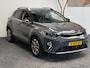 Kia Stonic 1.0 T-GDi MHEV DYNAMIC PLUS LINE AUTOMAAT NAVIGATIE ADAPTIVE CRUISE CONTROL CLIMATE CONTROL BLUETOOTH TELEFOON DODEHOEKSENSOREN ACHTERUITRIJCAMERA KEYLESS GO TREKHAAK ZEER MOOI !!