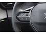 Peugeot e-2008 EV GT Pack 136 PK | Schuif-Kanteldak | Stoelverwarming | FULL LED koplampen | Achteruitrij-Camera | Adaptieve Cruisecontrol |  Alcantara Bekleding |  Navigatie en Apple caprplay en Android auto |