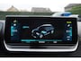 Peugeot e-2008 EV GT Pack 136 PK | Schuif-Kanteldak | Stoelverwarming | FULL LED koplampen | Achteruitrij-Camera | Adaptieve Cruisecontrol |  Alcantara Bekleding |  Navigatie en Apple caprplay en Android auto |