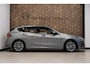 BMW 1-Serie 120i HYBRID NW MODEL *Sportpakket* Sportleder/Navi/Camera/Apple Carplay