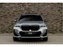 BMW X1 xDrive30e | M-Sport | Live Cockpit | Panorama | Leder/Alcantara | Memory | H&K | ACC | Trekhaak | 20"LM | Frozen Pure Grey